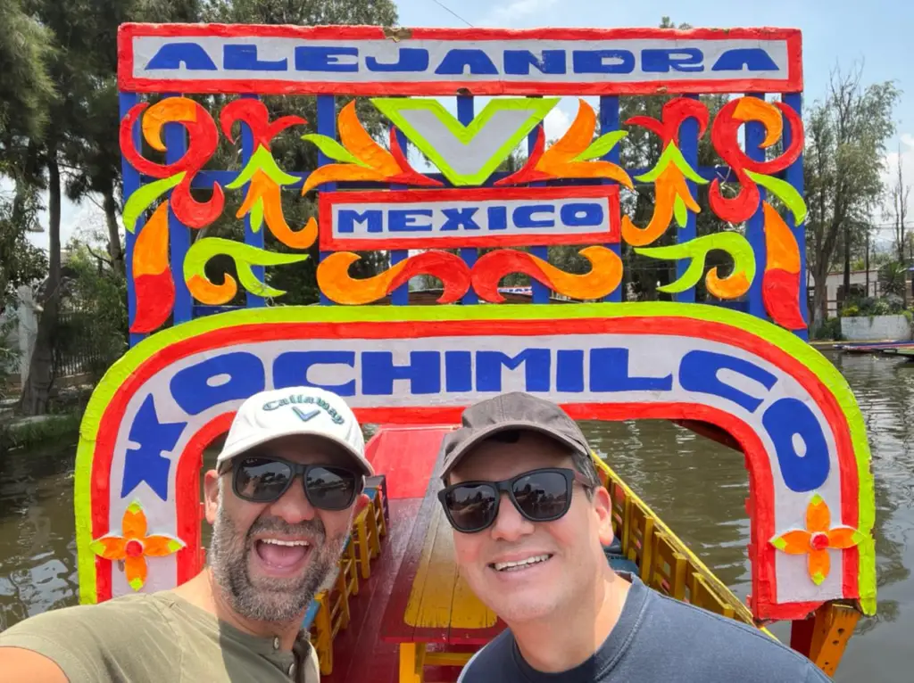 Dos hombres en un ambiente amistoso en tours de las Trajineras de Xochimilco