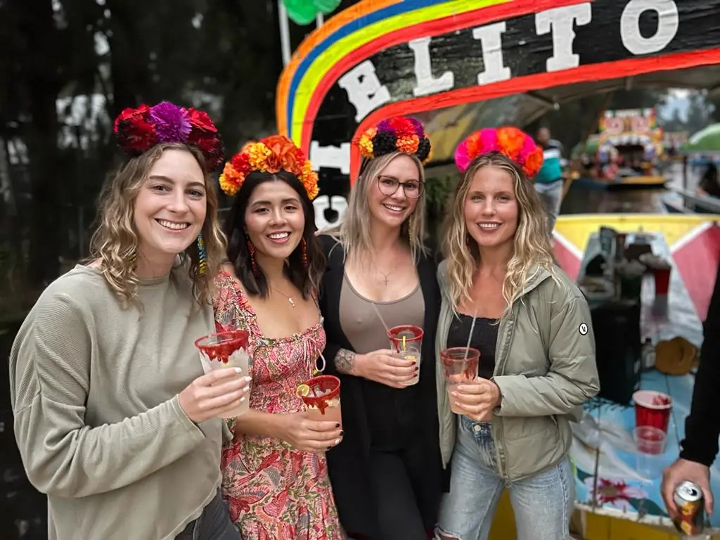 Momentos de amistad en tours las trajineras de Xochimilco