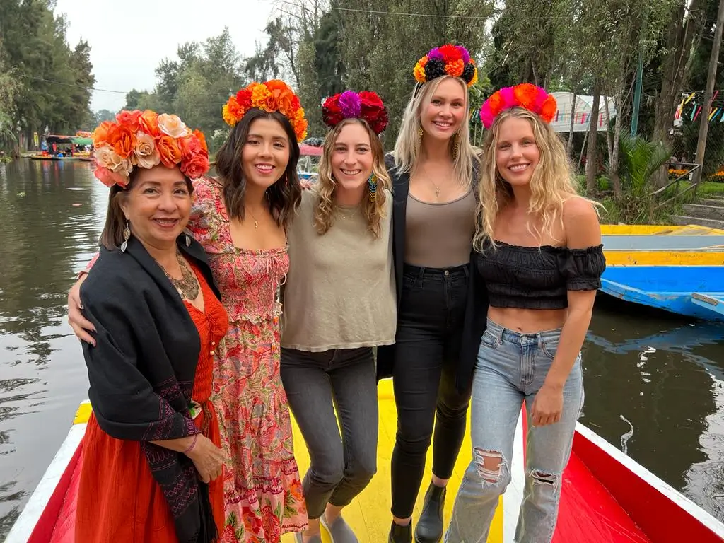 Momento entre amigas a bordo de un bote disfrutando en un tour en las Trajineras de Xochimilco