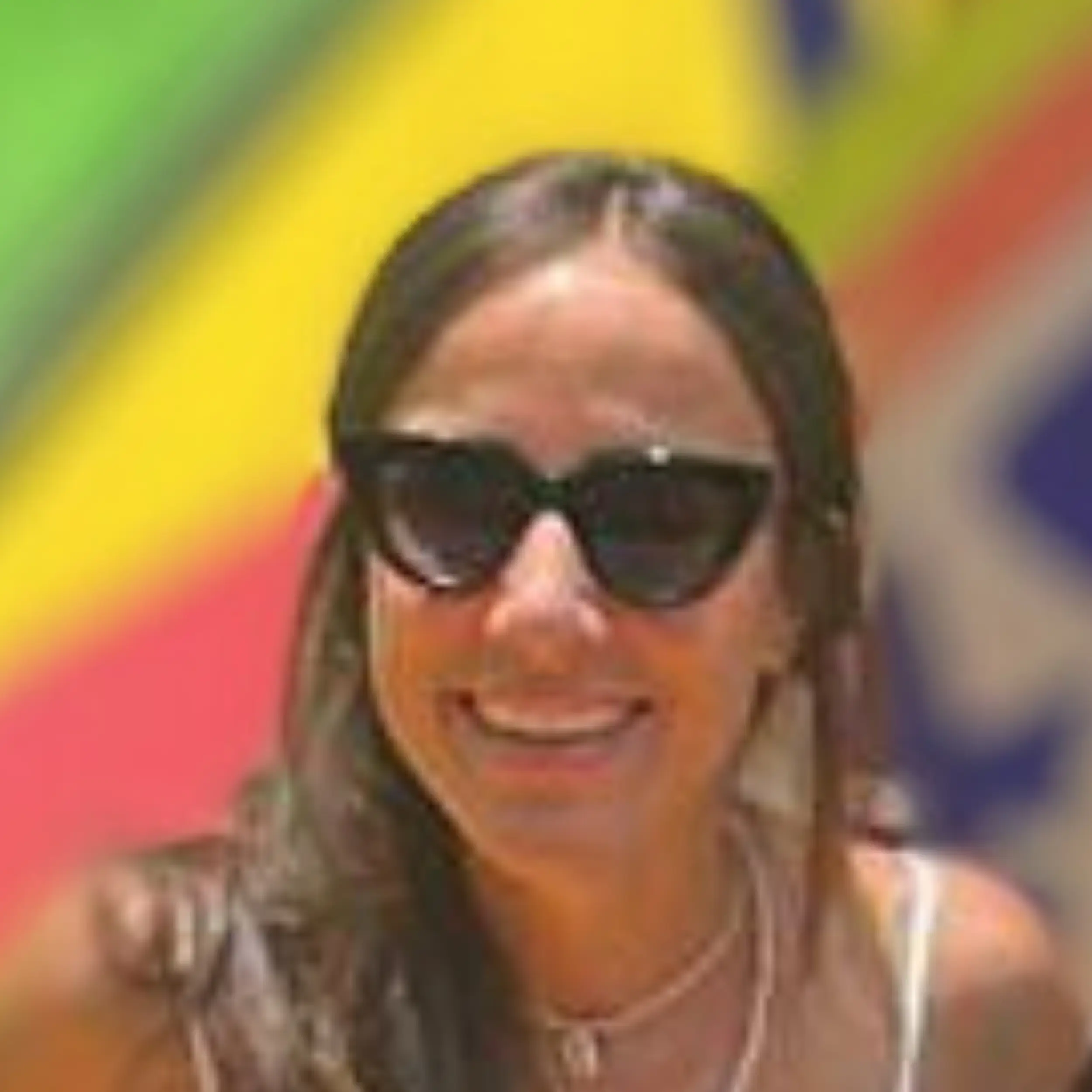 Julieta sonriendo, satisfecha con su experiencia en los tours vivenciales en las Trajineras de Xochimilco.