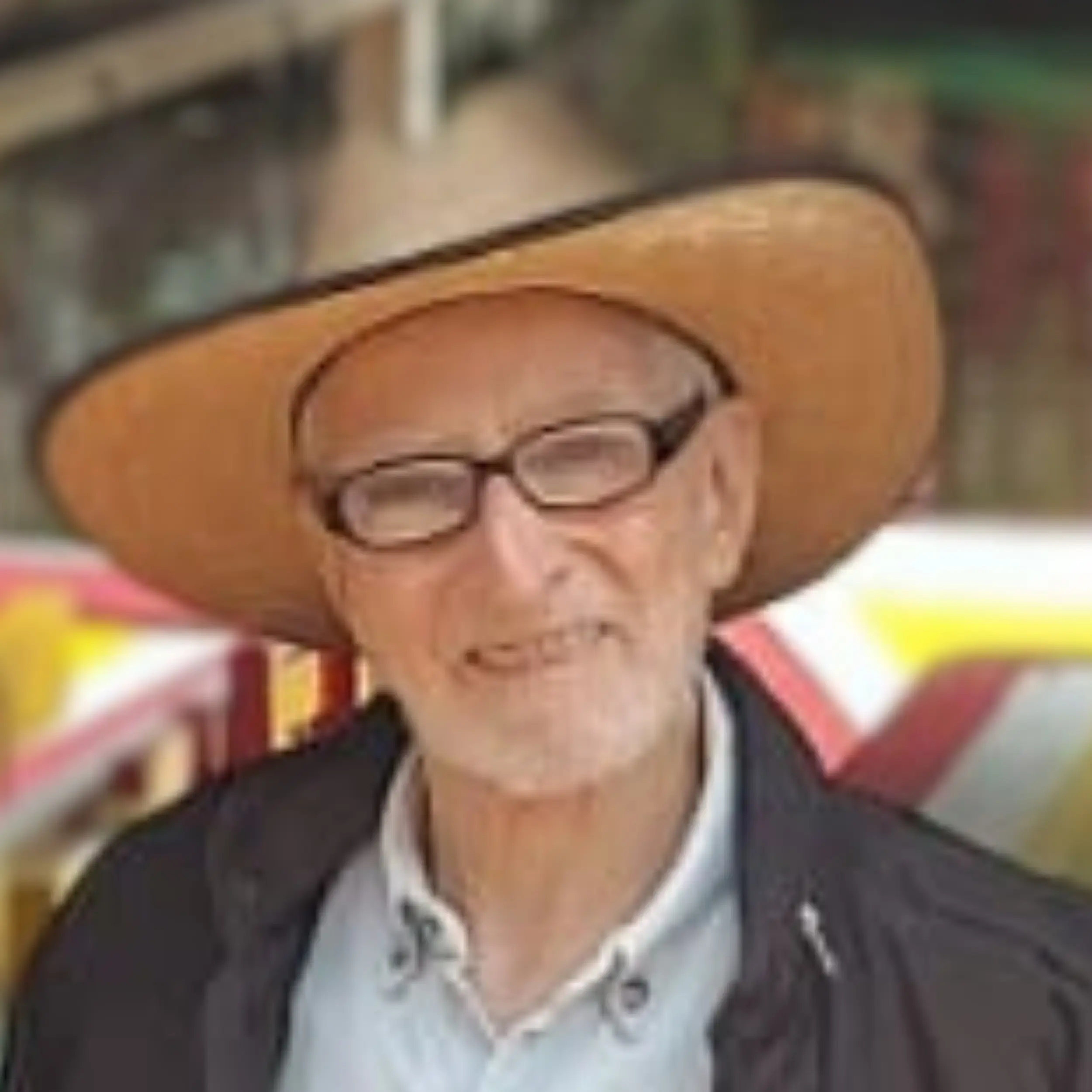 Patricio, cliente satisfecho tras su visita a las trajineras de Xochimilco.